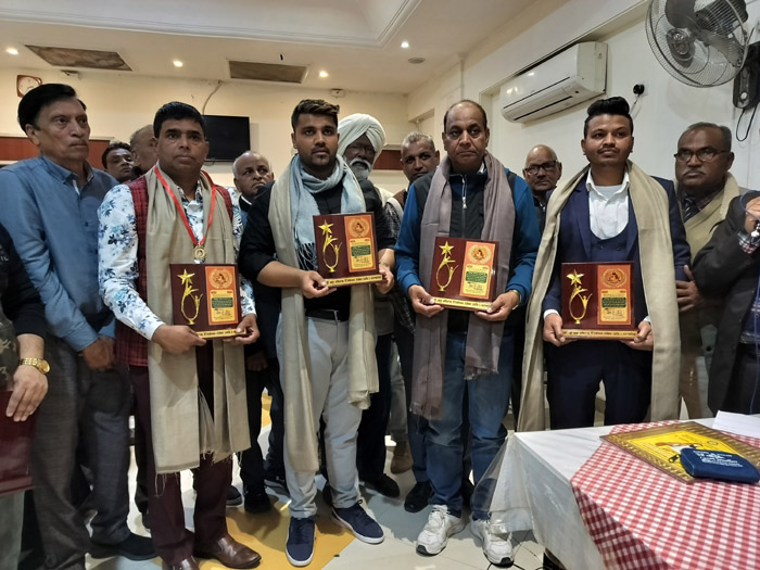 ਪ੍ਰਸਿੱਧ ਰਾਜ ਗੀਤਕਾਰ ਚੰਨ ਗੁਰਾਇਆਂ ਵਾਲਾ ਅਤੇ ਮਿਸ਼ਨਰੀ ਲੇਖਕ ਸੱਤਪਾਲ ਸਾਹਲੋਂ ਗੋਲਡ ਮੈਡਲ ਨਾਲ ਸਨਮਾਨਿਤ।